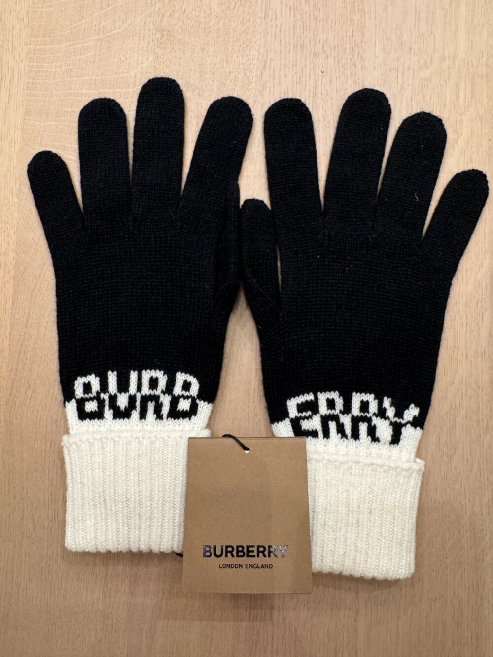 NWT Burberry Core Cashmere Logo Gloves M/L Black White